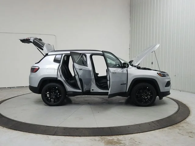 New 2026 Silver Zynith Metallic Clearcoat Jeep Latitude image 17
