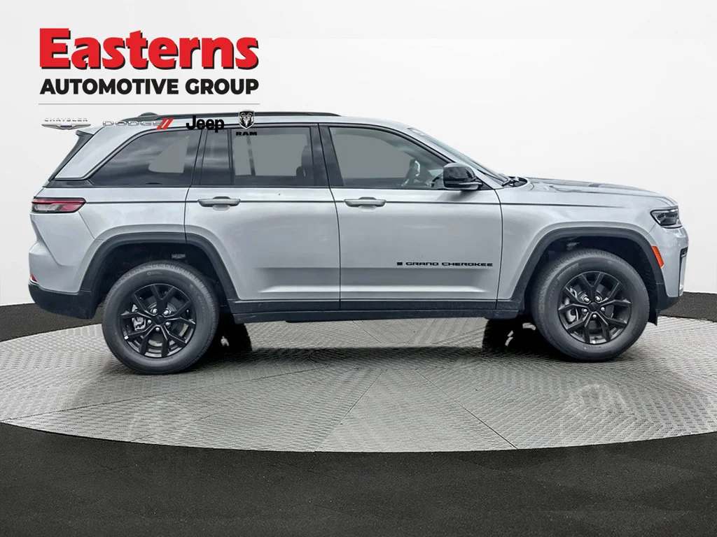 New 2026 Silver Zynith Exterior Paint Jeep Altitude image 6