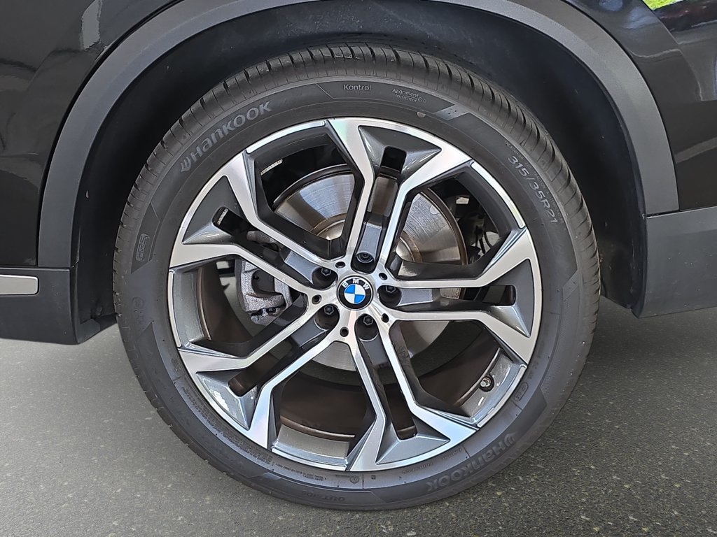 Used 2026 Black Sapphire Metallic BMW sDrive40i image 31