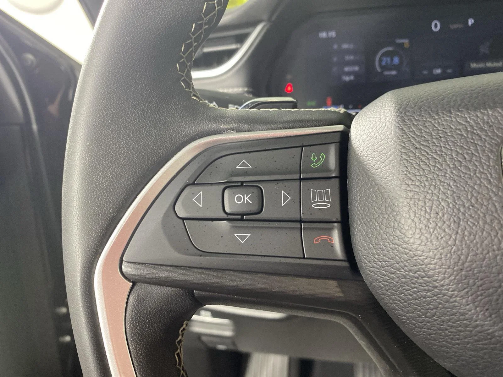 Used 2024 Diamond Black Crystal Pearlcoat Jeep Altitude X image 22