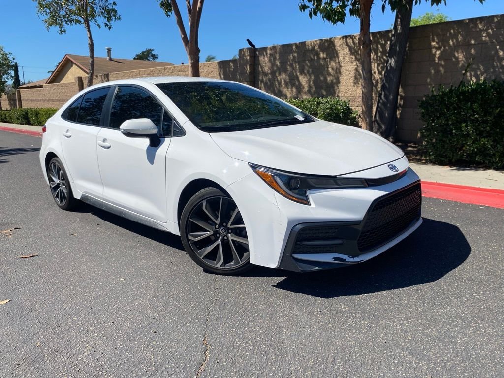 Used 2022  Toyota SE image 1