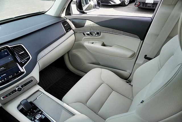 Used 2025 Black Volvo B6 Plus 6-Seater image 22