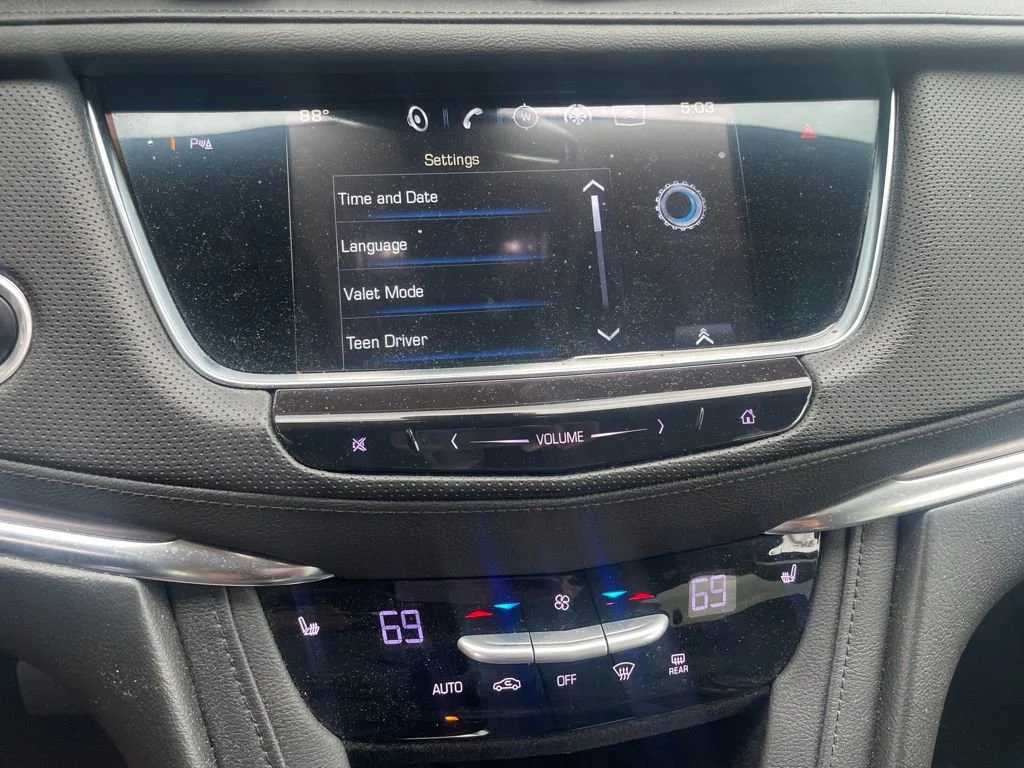 Used 2017 RADIANT SILVER METALLIC Cadillac Luxury FWD image 21