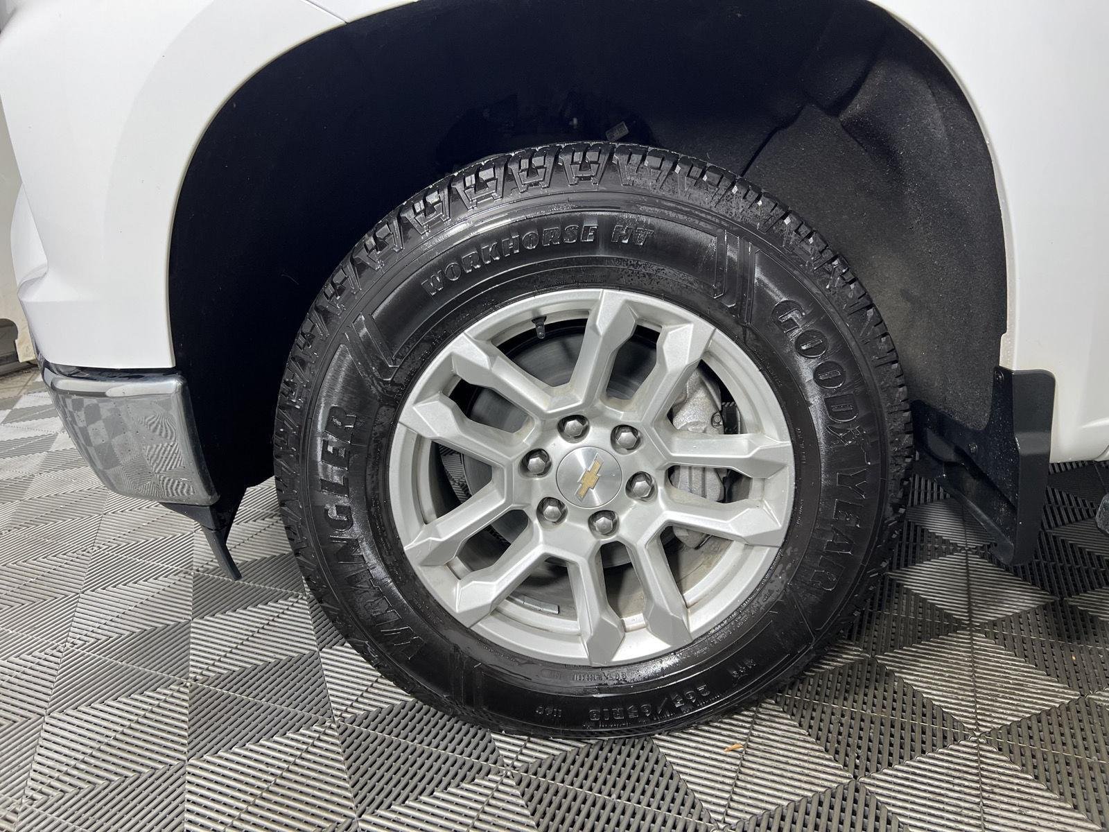 Used 2025 Summit White Chevrolet LT image 18