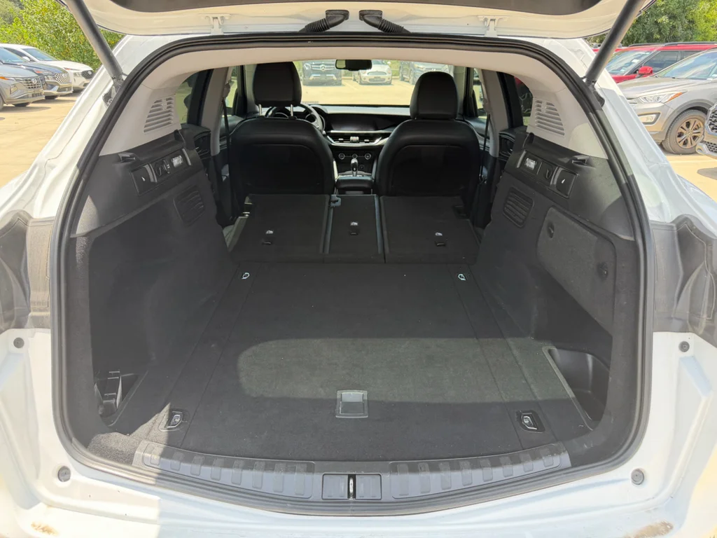 Used 2018 Alfa White Alfa Romeo Base image 31