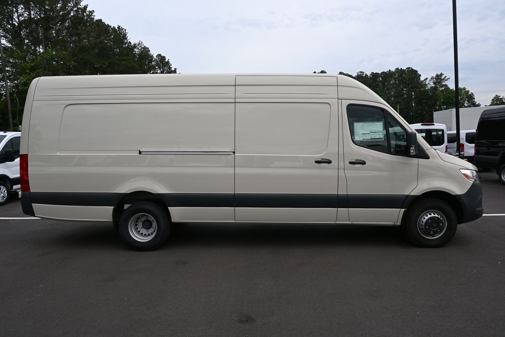 Used 2025 Pebble Gray Mercedes-Benz Cargo 170 WB image 22