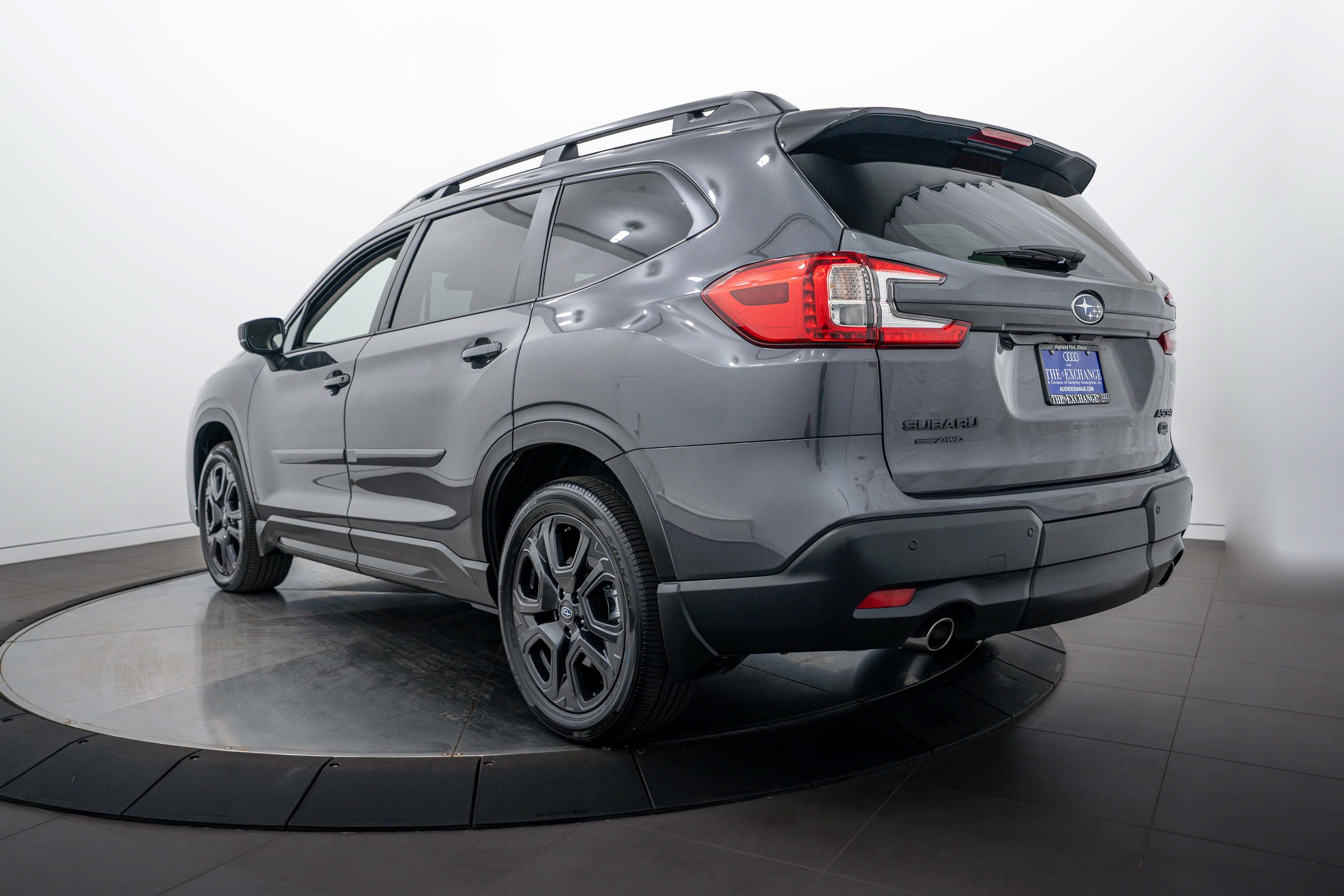 Used 2025 Magnetite Gray Metallic Subaru Onyx Edition Touring image 5