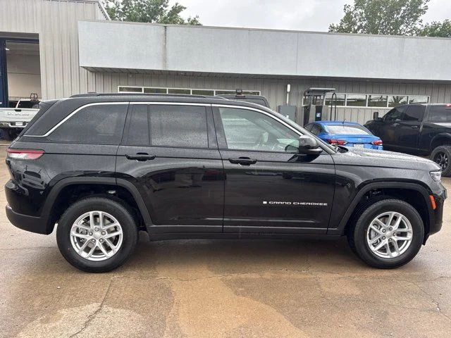 New 2026 Diamond Black Crystal Pearl-Coat Exterior Paint Jeep Laredo image 2