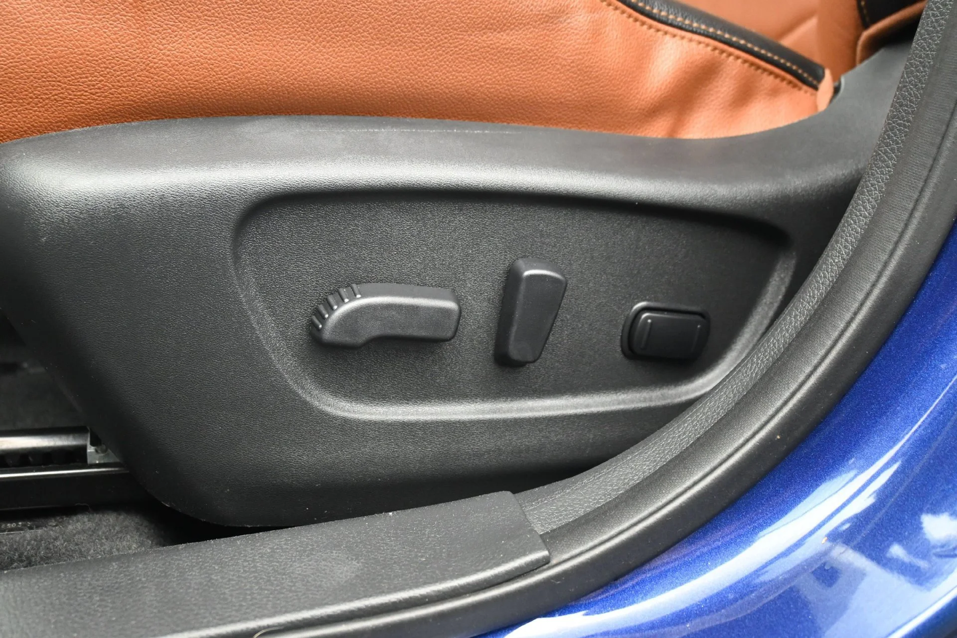 Used 2017 Caspian Blue Nissan SL image 28