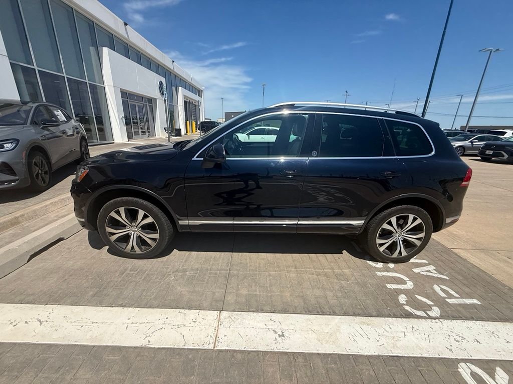 Used 2017 Moonlight Blue Volkswagen V6 image 2
