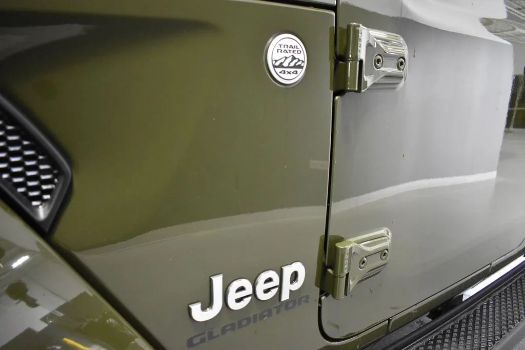Used 2021 Green Jeep Overland image 37