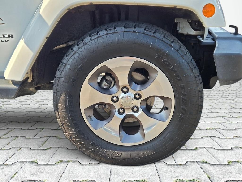 Used 2016 White Jeep Sahara image 4