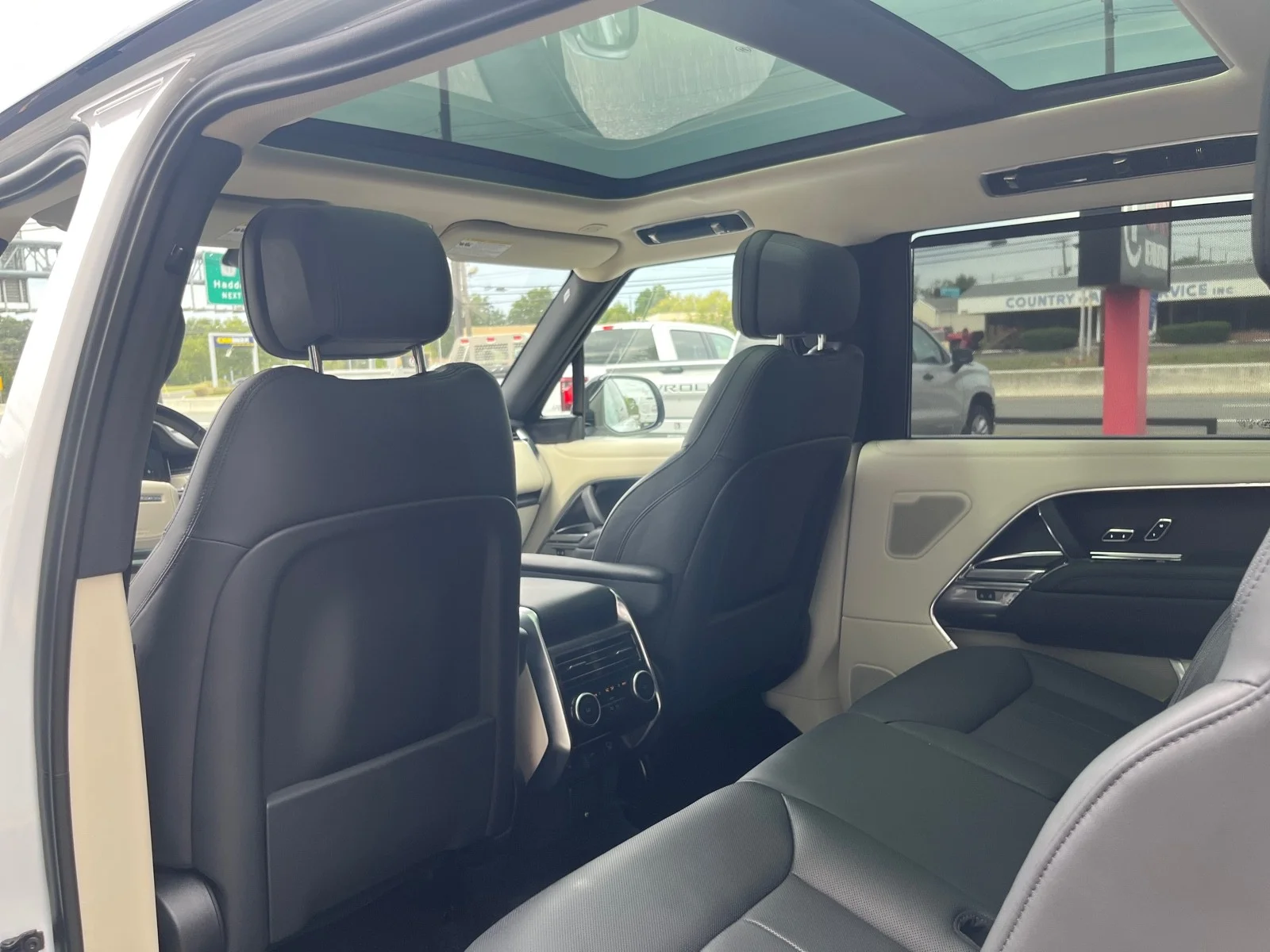 Used 2022 Fuji White Land Rover SE AWD image 34