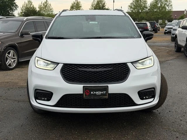 New 2026 Bright White Clear-Coat Exterior Paint Chrysler Select image 3