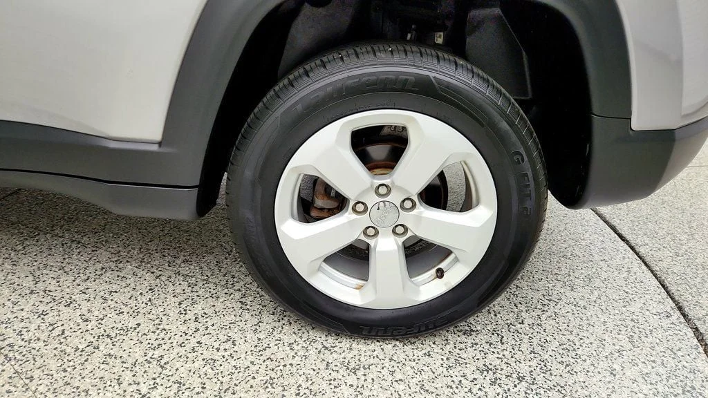 Used 2018 Billet Silver Metallic Clearcoat Jeep Latitude 4x4 image 9