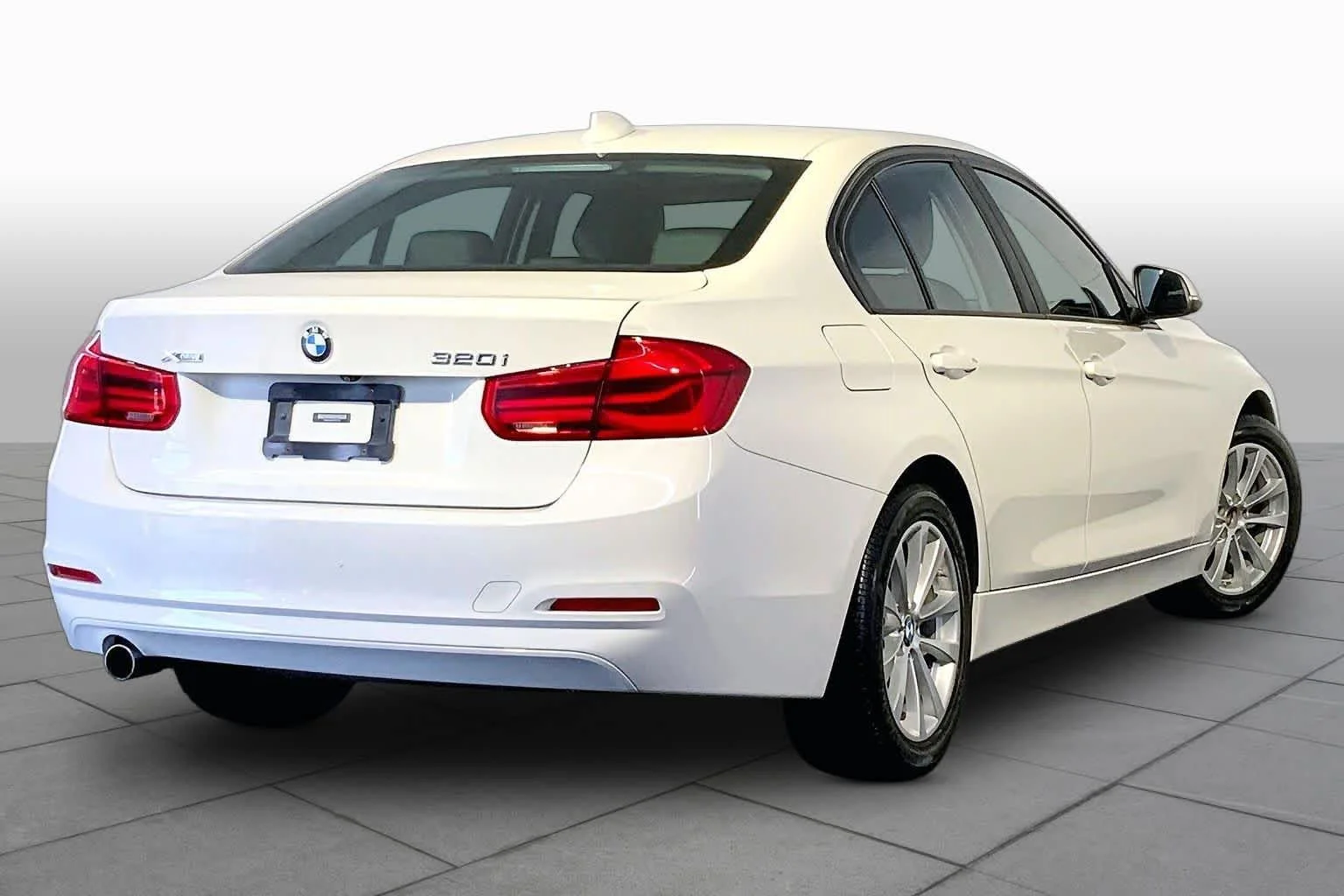 Used 2018 Alpine White BMW 320i xDrive image 13
