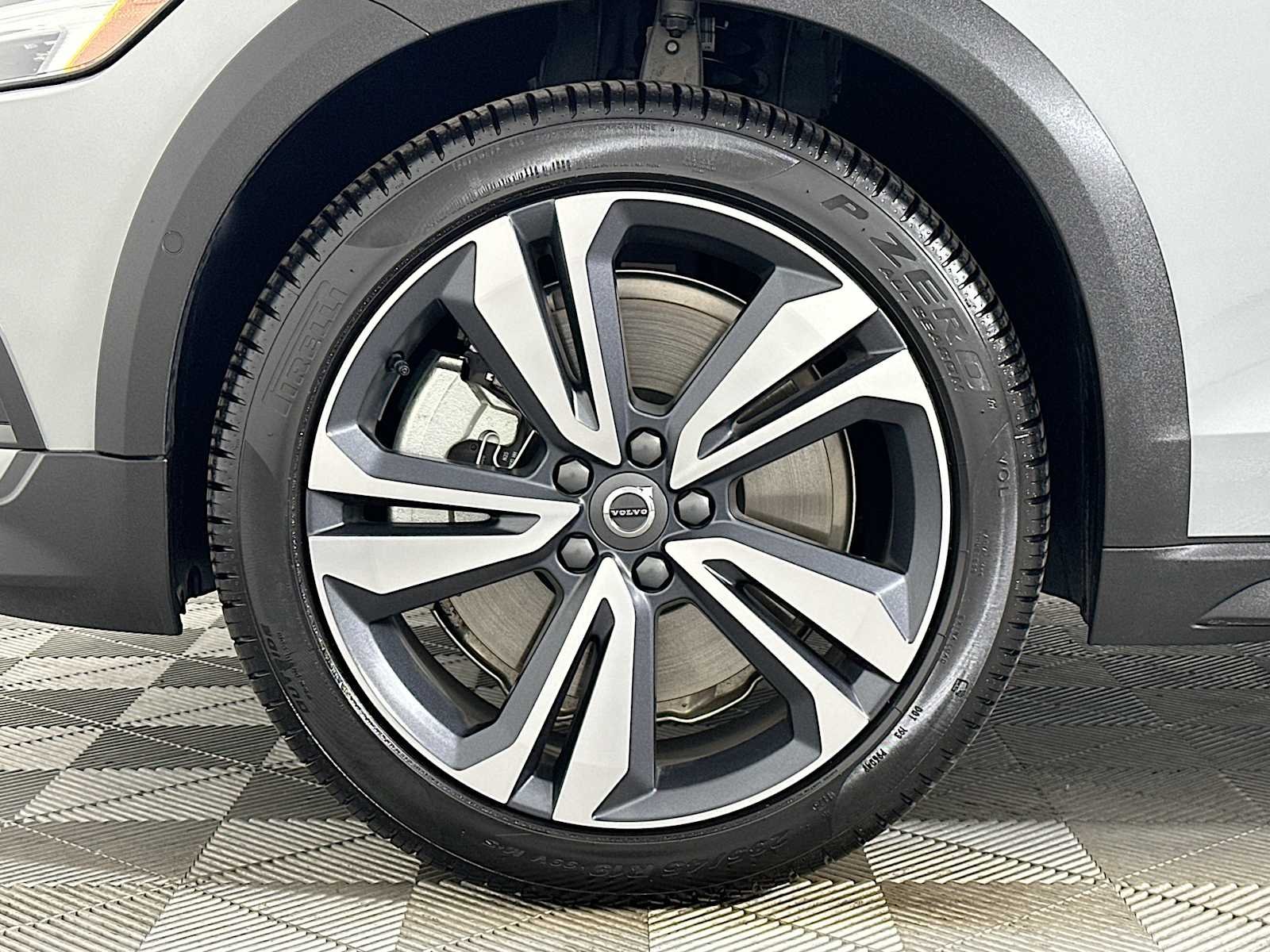 Used 2026 Vapour Grey Volvo Plus image 29