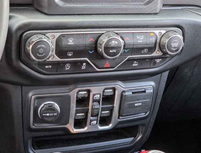Used 2023 White Jeep Sport S image 29