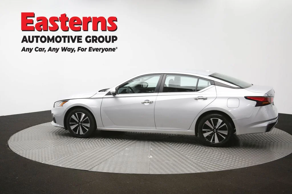 Used 2022 Silver Nissan 2.5 SV image 61