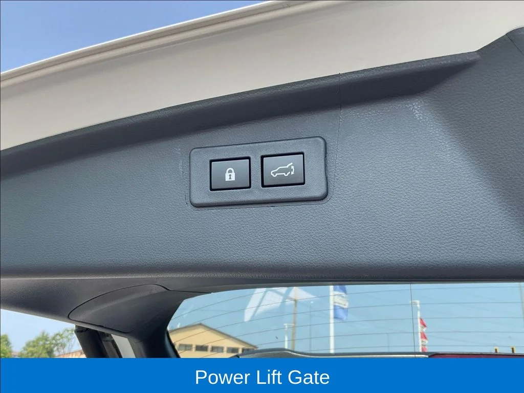Used 2025 Crystal White Pearl Subaru Limited image 29