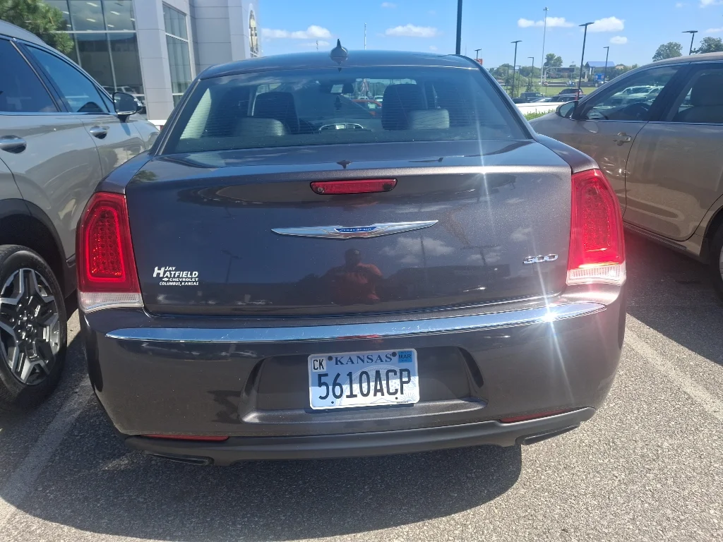 Used 2018 Granite Crystal Metallic Clearcoat Chrysler Limited image 9