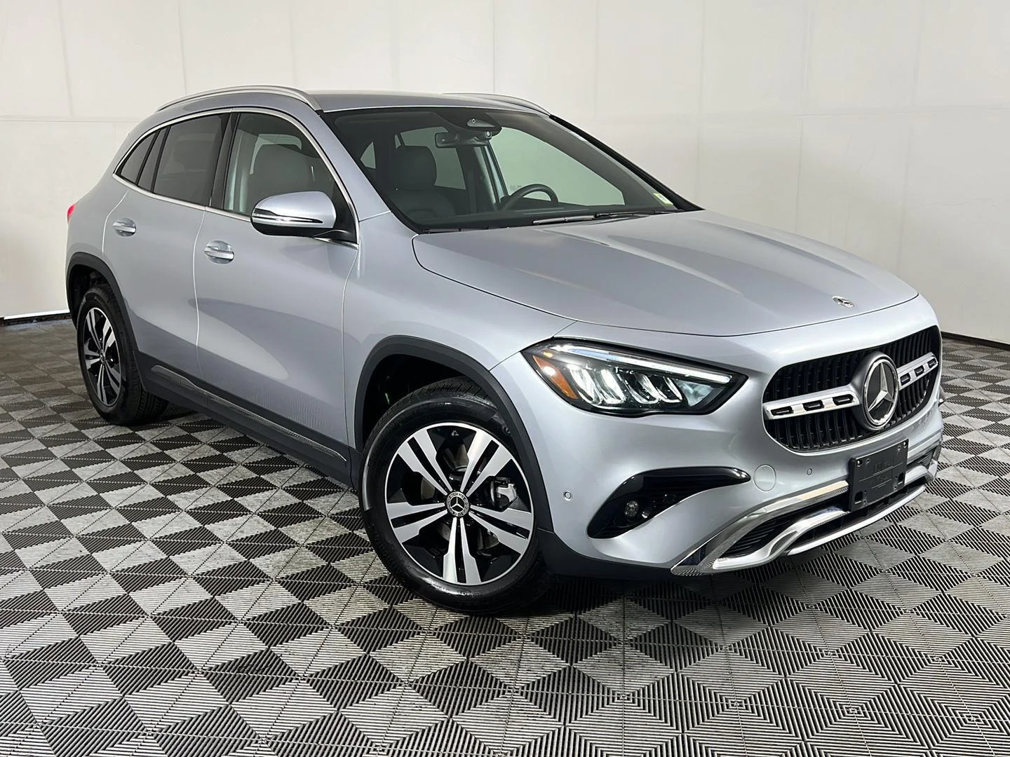 Used 2025 Cirrus Silver Metallic Mercedes-Benz GLA 250 image 24
