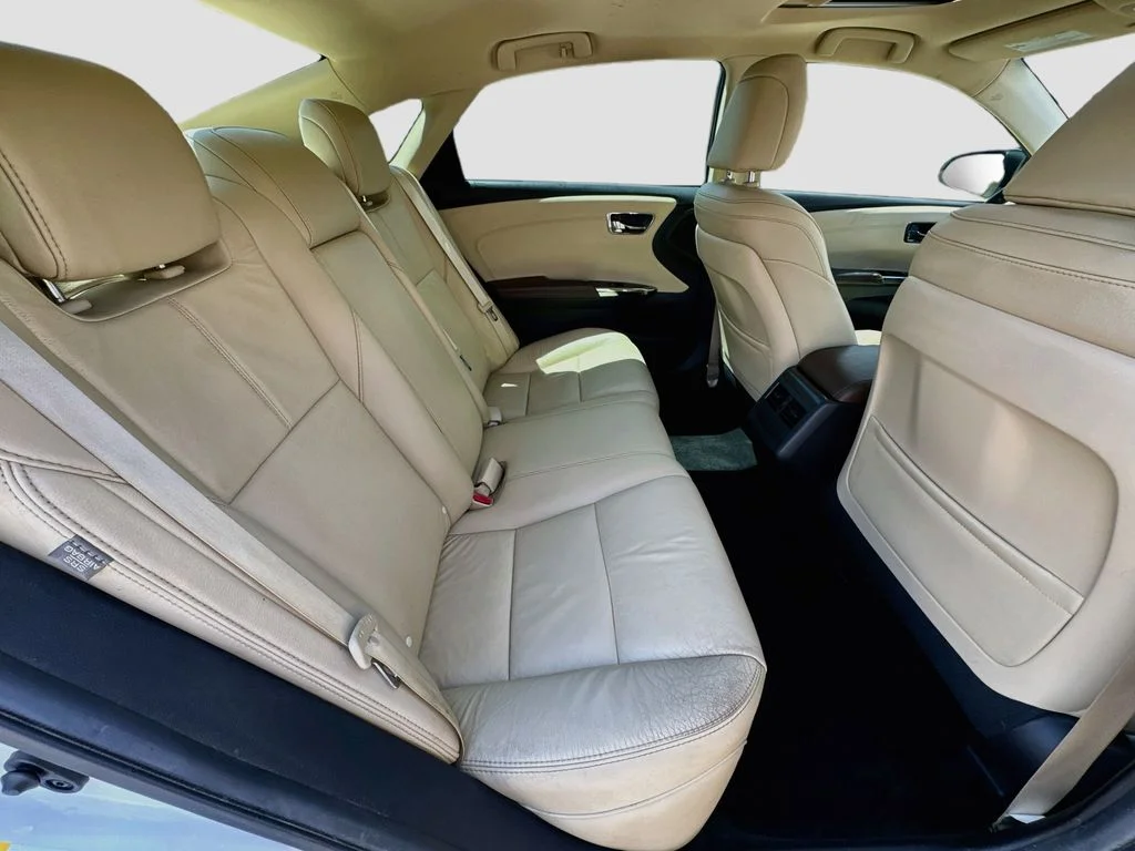 Used 2016 White Toyota XLE Premium image 33