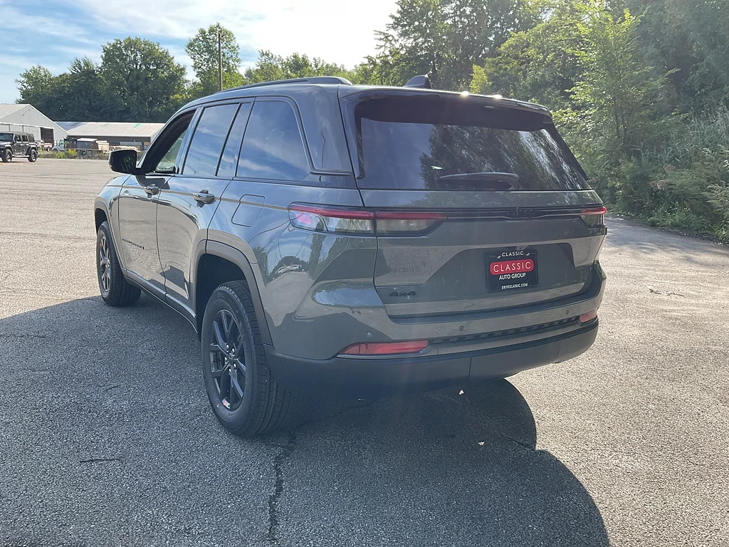 New 2027 Sting-Gray Clearcoat Jeep Laredo Altitude image 7