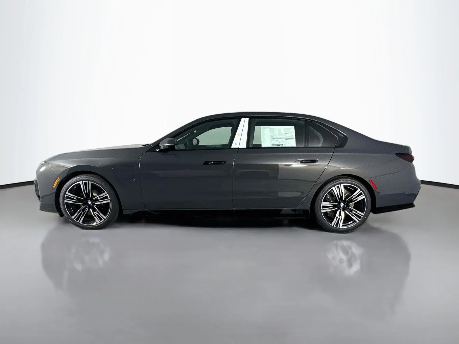 New 2026 Dravit Grey Metallic BMW 750e xDrive image 4