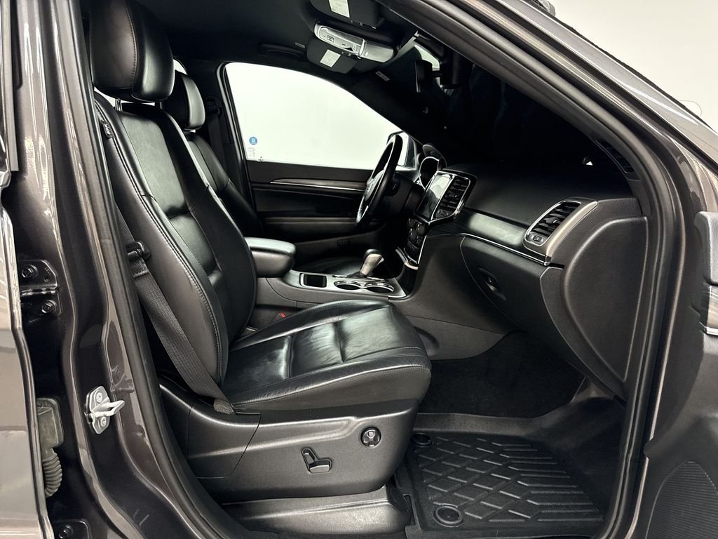 Used 2019 Crystal Metallic Jeep Limited image 18