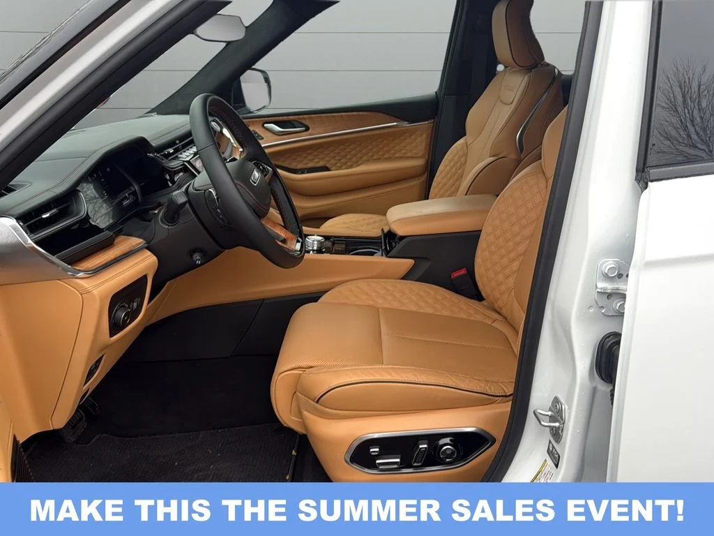 New 2025 Bright White Clear-Coat Exterior Paint Jeep Summit Reserve image 18