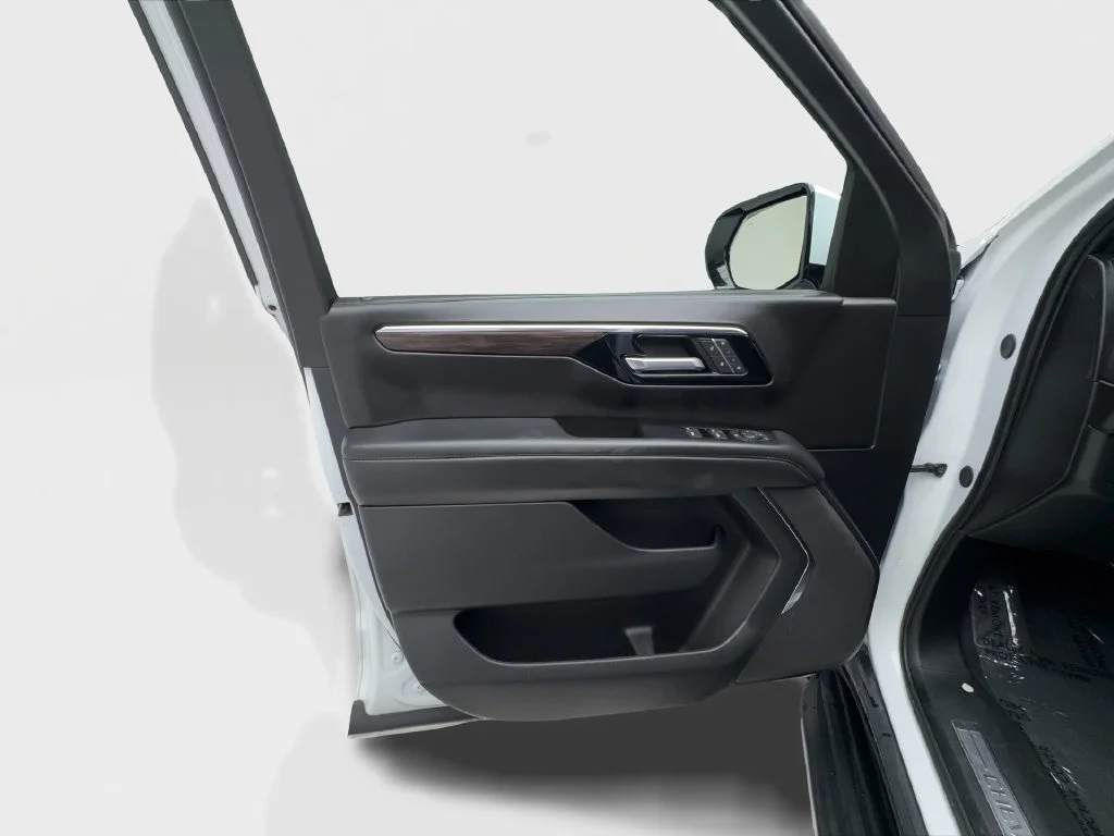 Used 2025 White Chevrolet LT image 29