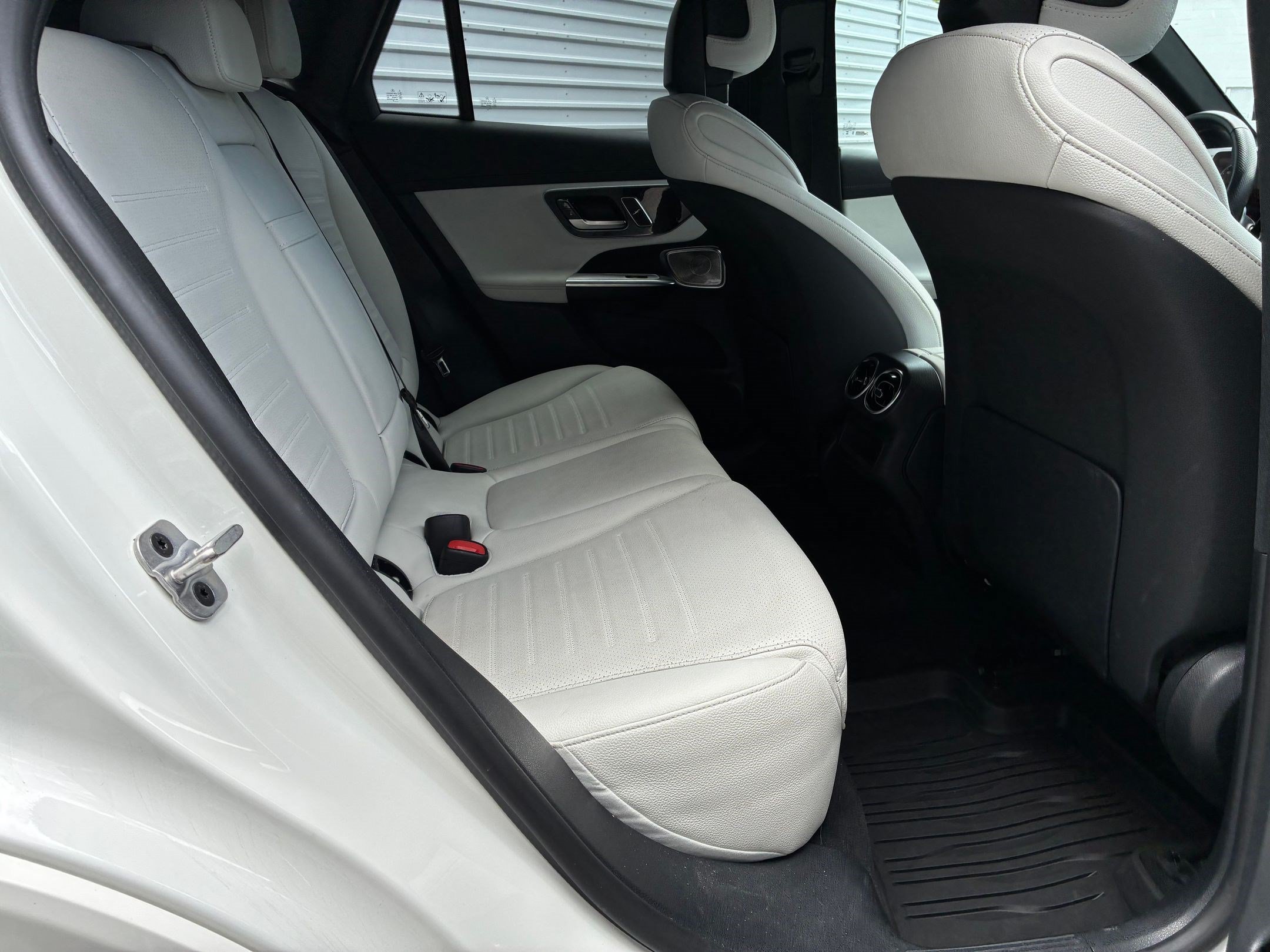 Used 2023 Polar White Mercedes-Benz GLC 300 image 29
