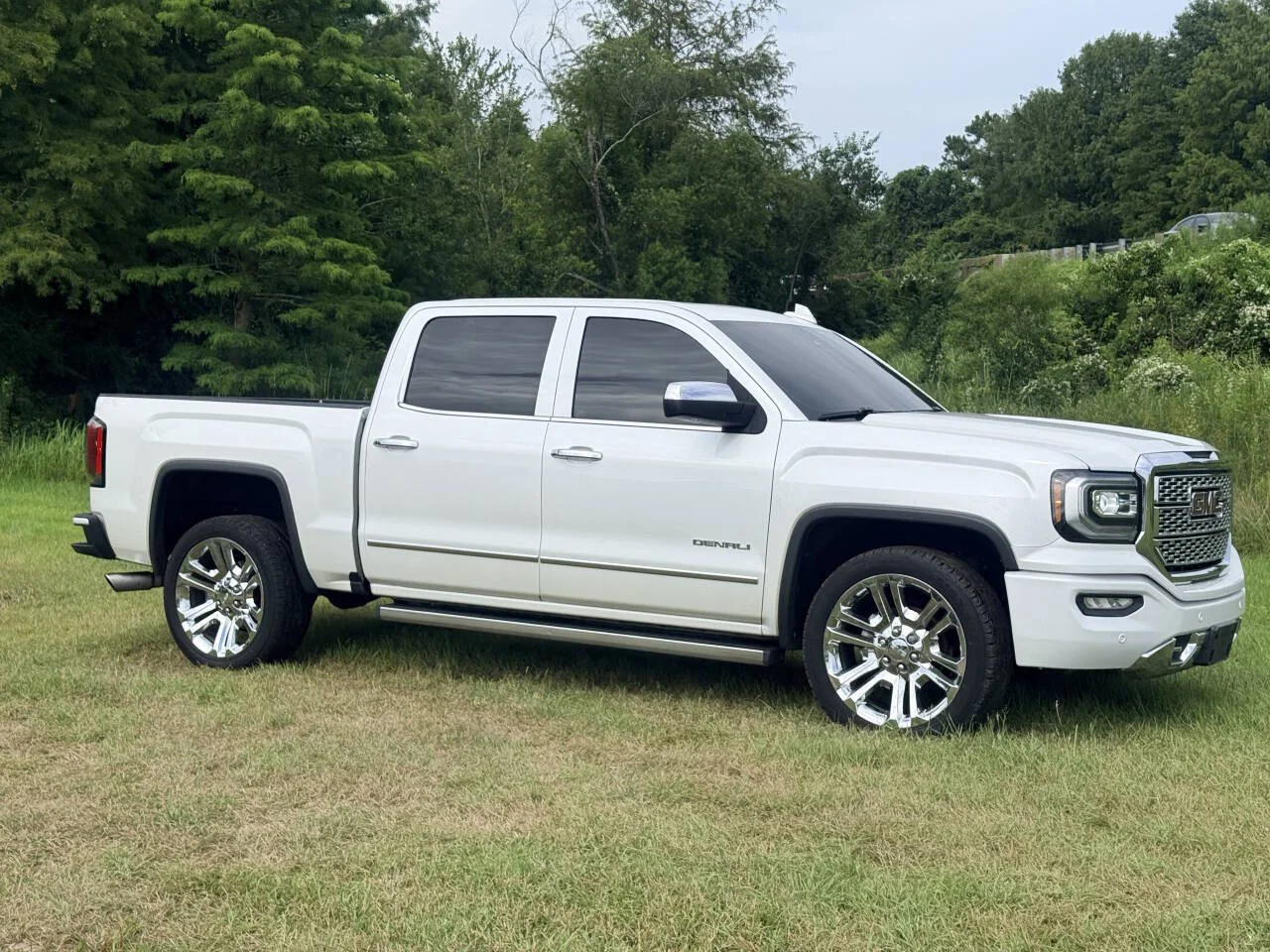 Used 2018 White GMC Denali 4x4 4dr Crew Cab 5.8 ft. SB image 7