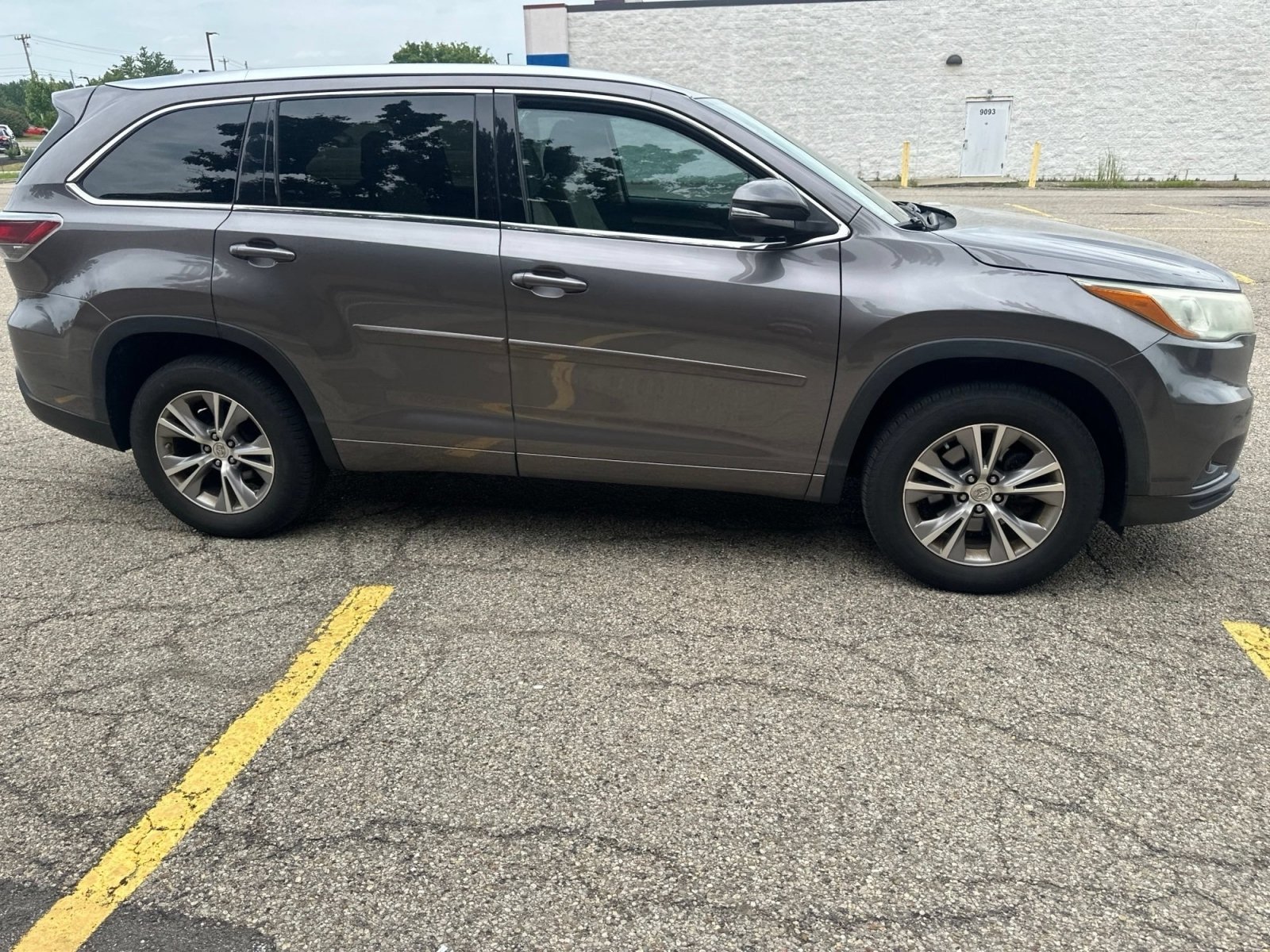 Used 2015 Predawn Gray Mica Toyota XLE image 14