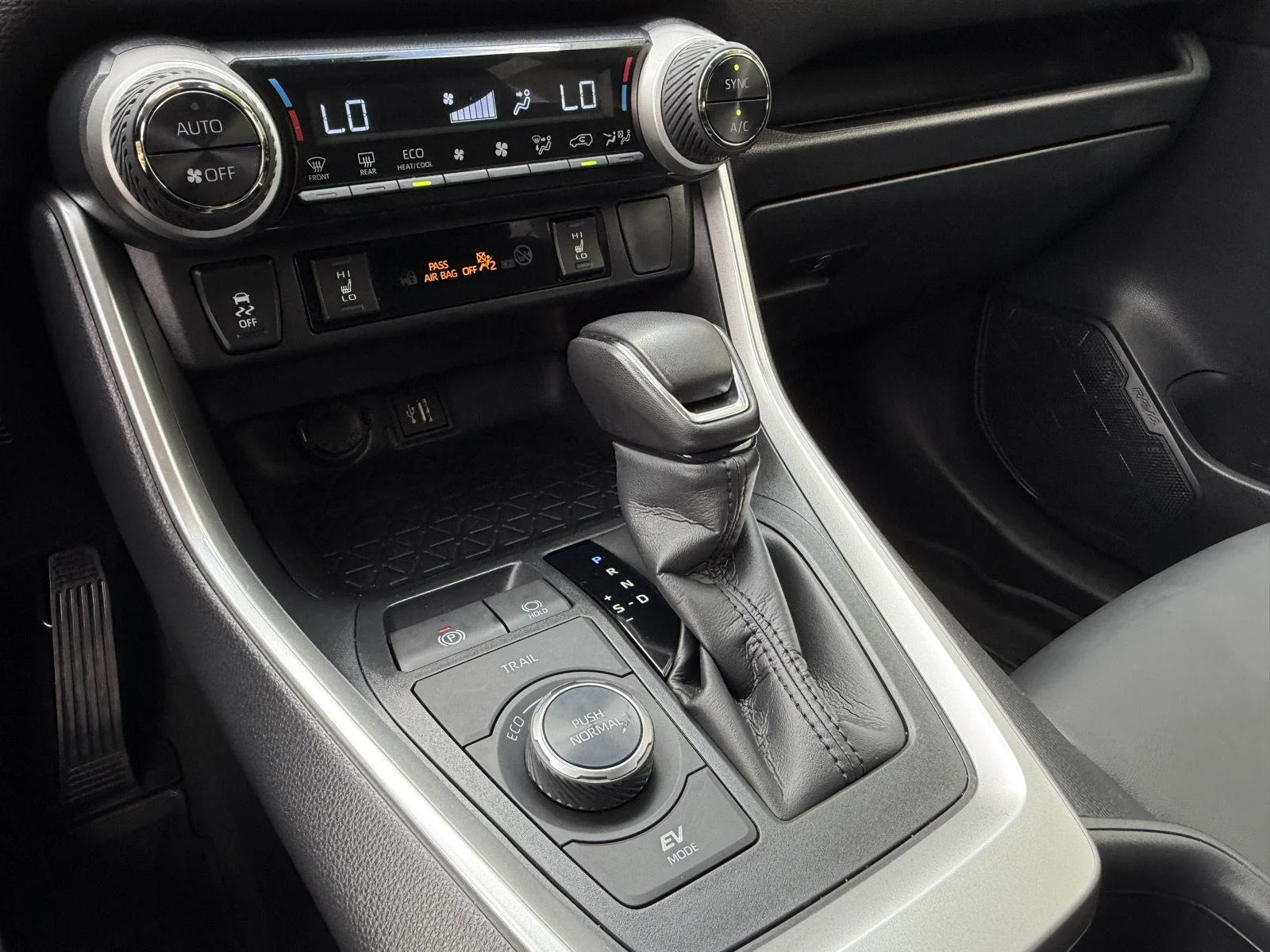 Used 2025 Magnetic Gray Metallic Toyota Hybrid XLE Premium image 29