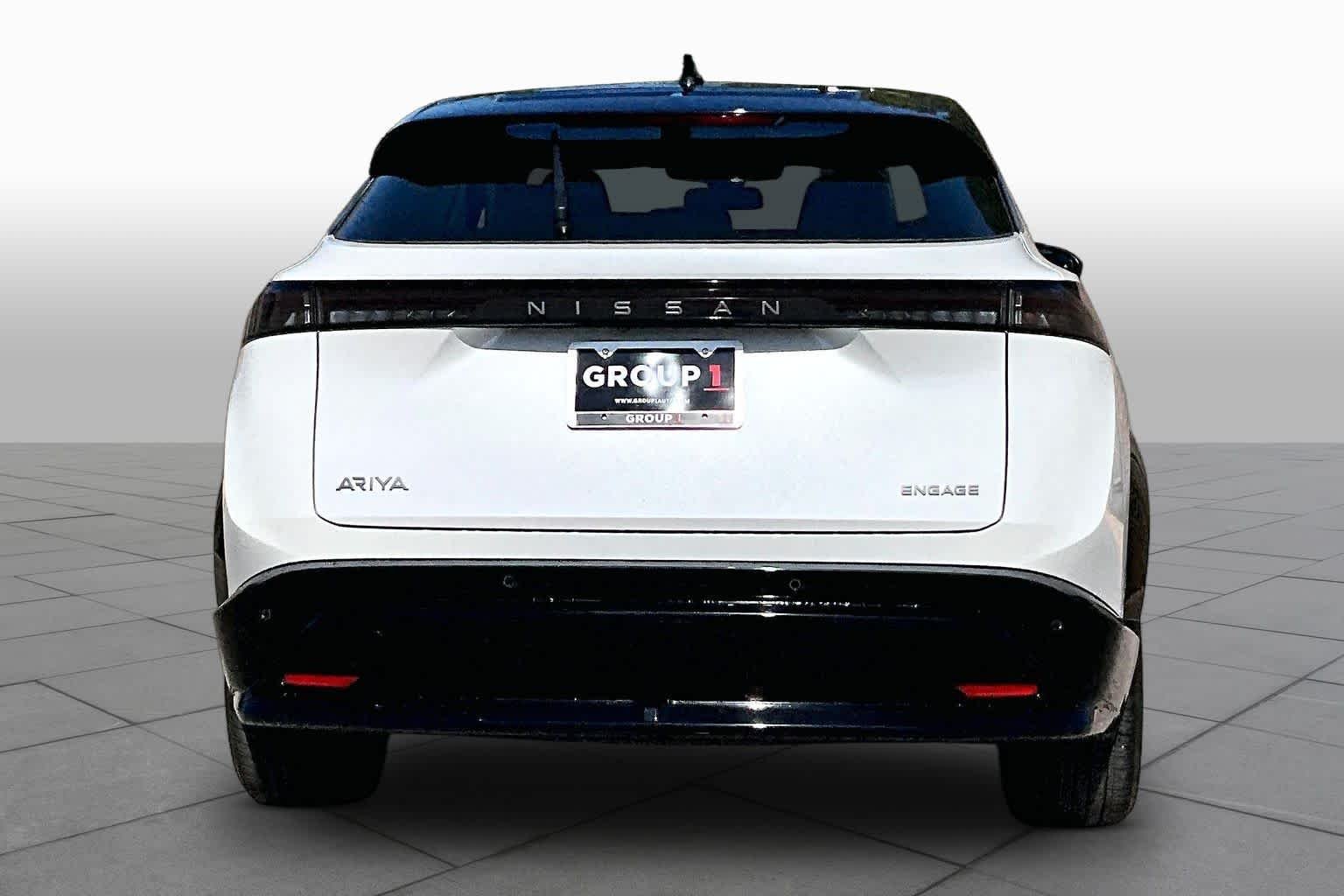 Used 2023 Everest White Pearl Tricoat/Black Diamond Pearl Nissan ENGAGE image 4