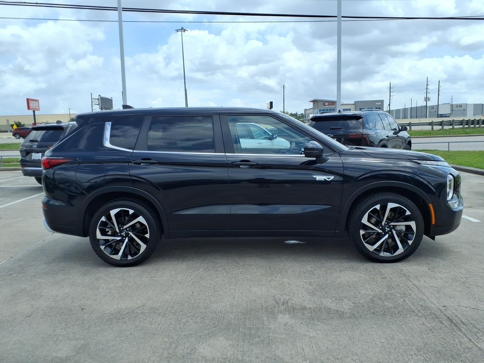 2024 Mitsubishi Outlander Plug-In Hybrid SE - 3