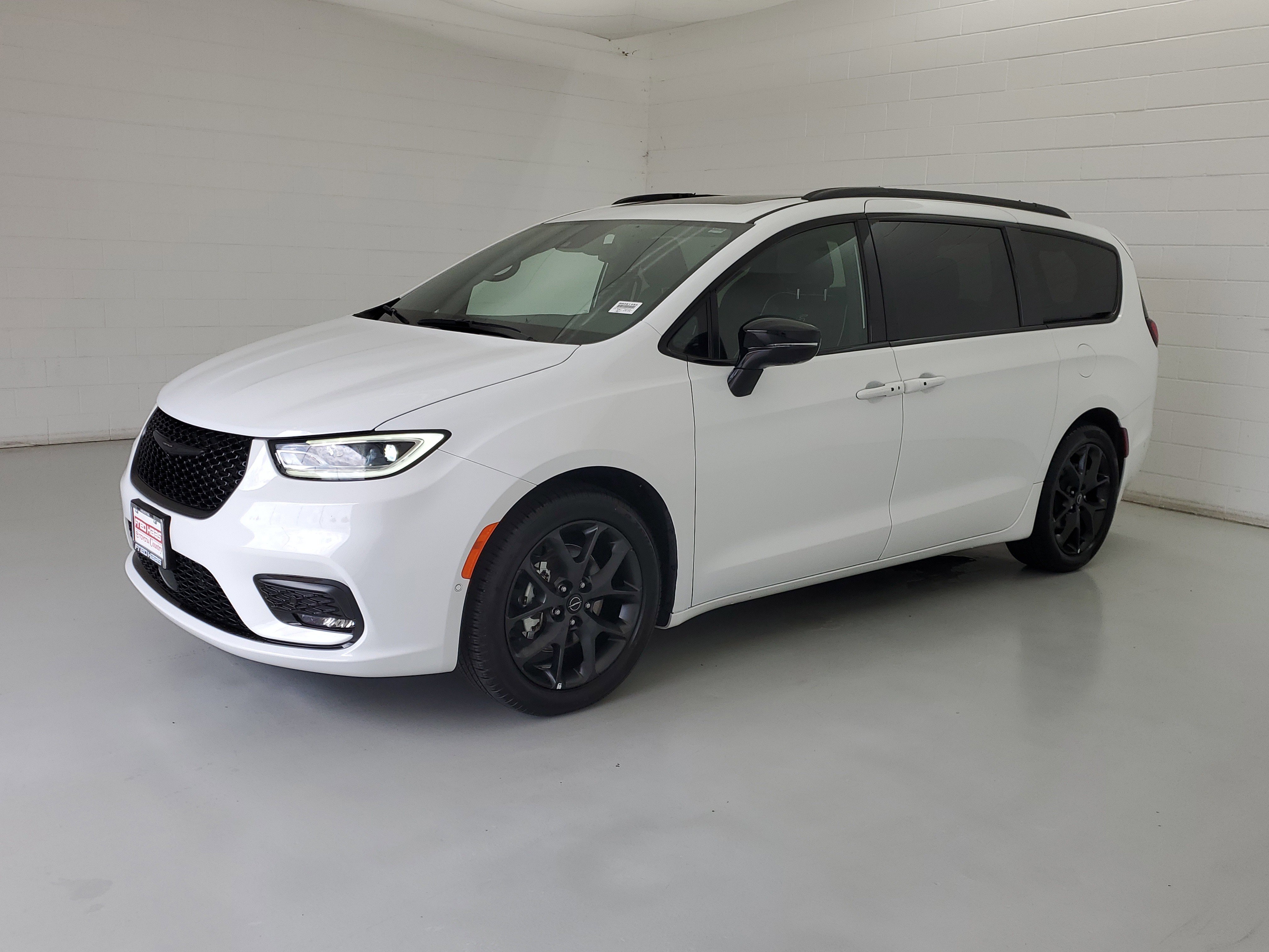 2025 Chrysler Pacifica Limited's photo