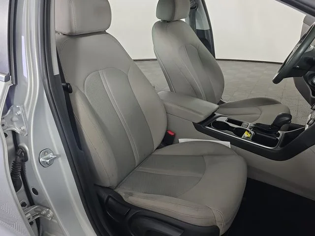 Used 2019 Silver Hyundai SE image 26
