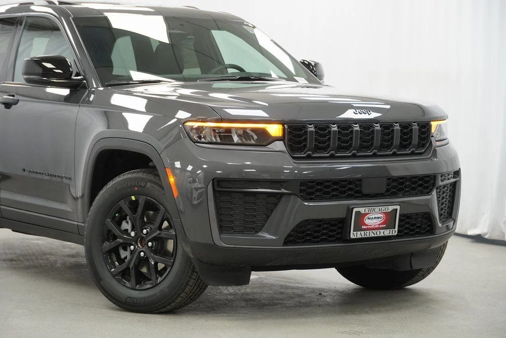 New 2026 Baltic Gray Metallic Clear-Coat Exterior Paint Jeep Laredo Altitude image 3
