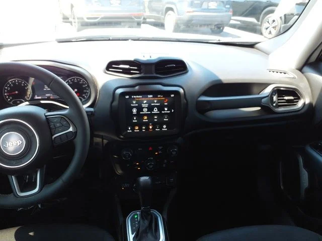 Used 2022 White Jeep Latitude image 7