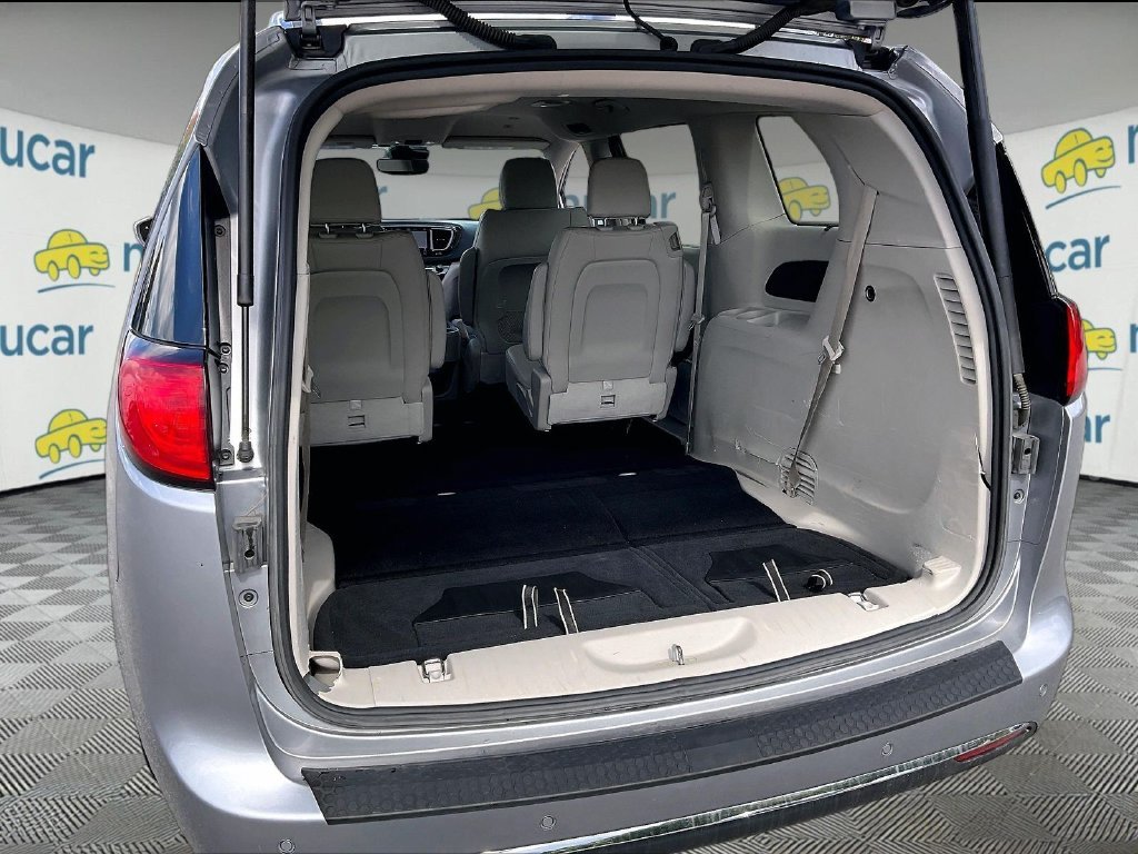 Used 2019 Billet Silver Metallic Clearcoat Chrysler Touring L image 34