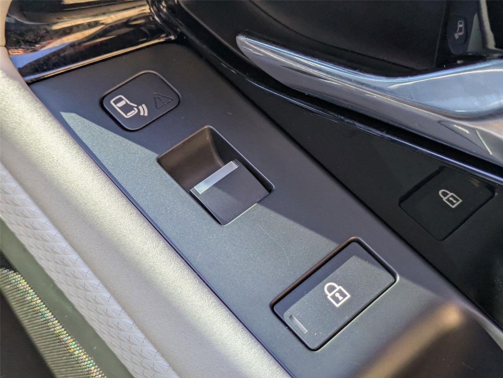 Used 2022 Nolita Grey Metallic Land Rover R-Dynamic S image 33