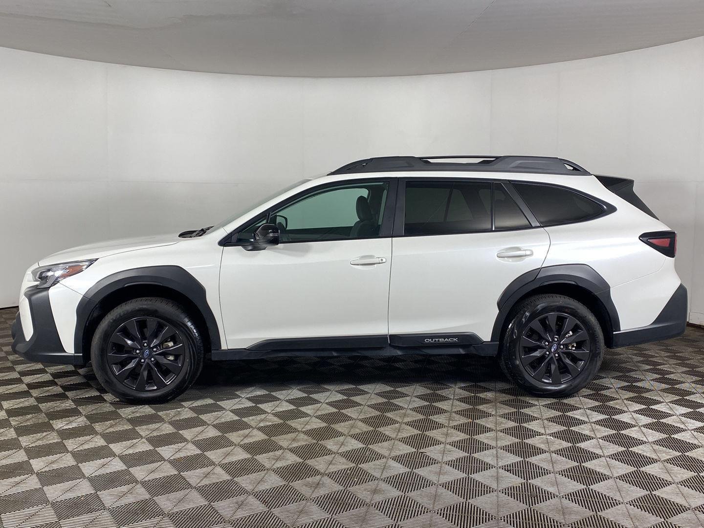 Used 2025 Crystal White Pearl Subaru Onyx Edition image 9