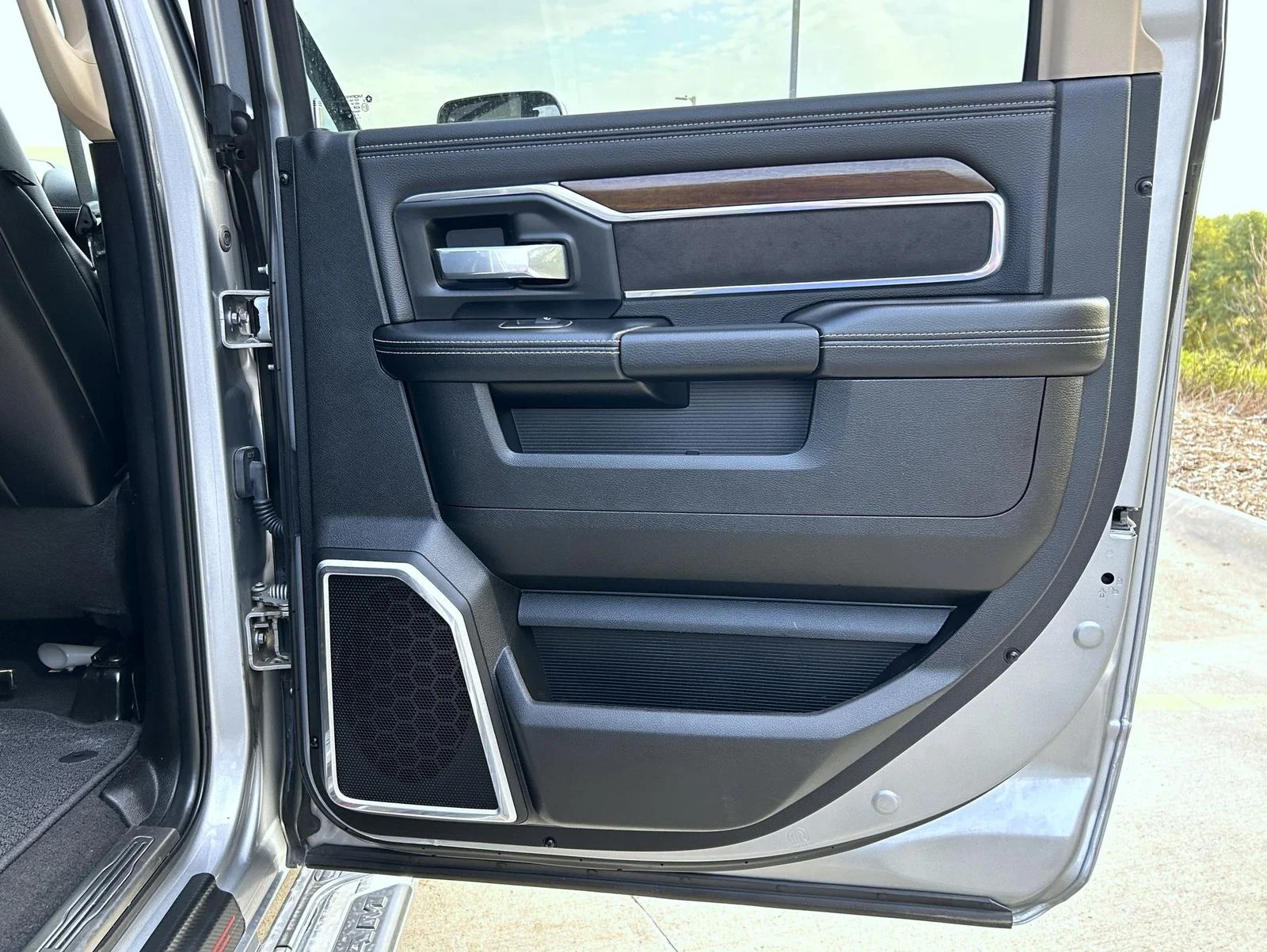 Used 2022 Silver Ram Laramie image 17