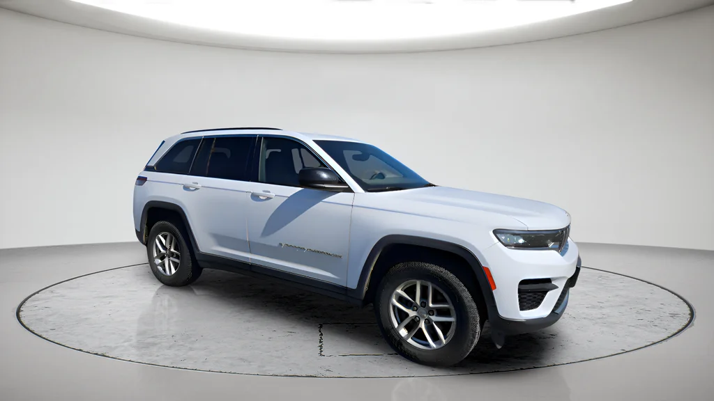 Used 2024 White Jeep Laredo X image 1