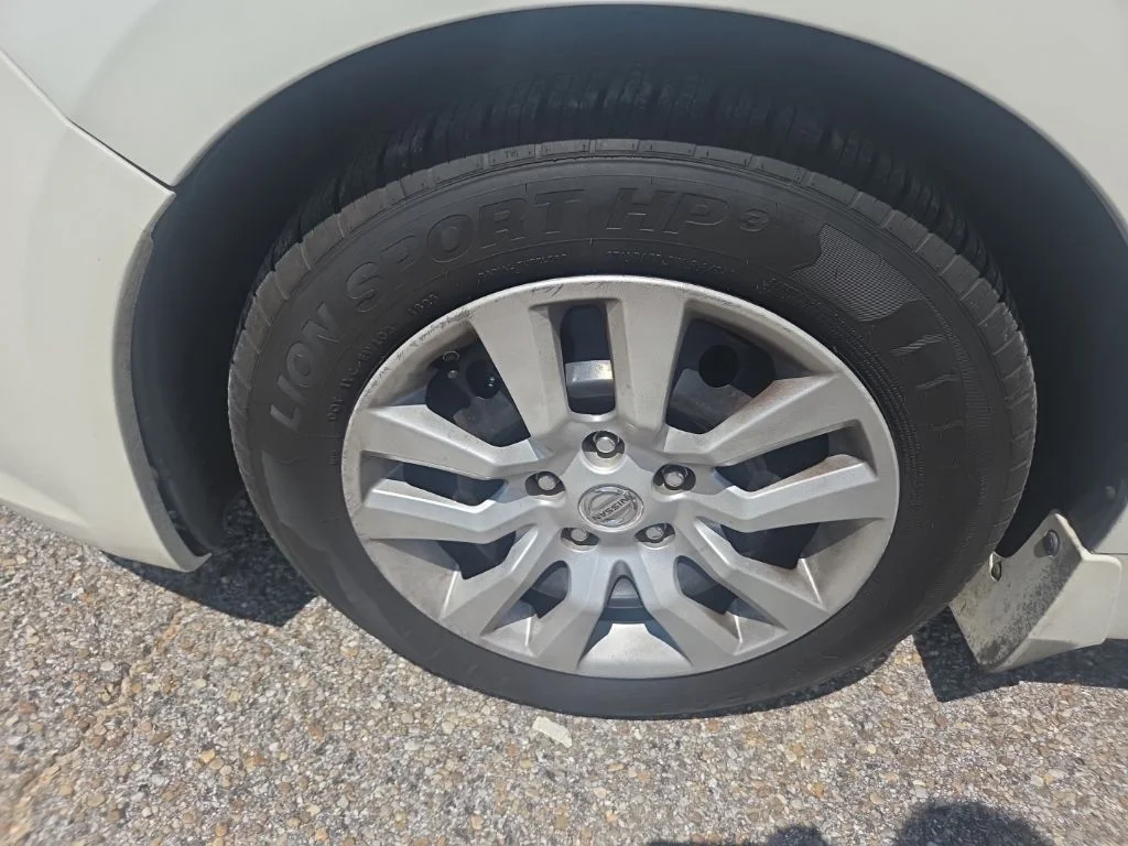 Used 2017 White Nissan 2.5 S image 23