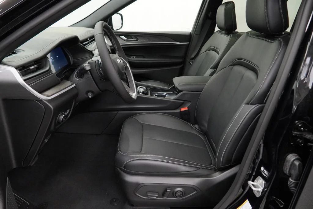 New 2026 Diamond Black Crystal Pearl-Coat Exterior Paint Jeep Limited Reserve image 18