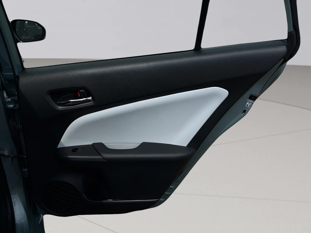 Used 2022 Pearl Toyota LE image 27